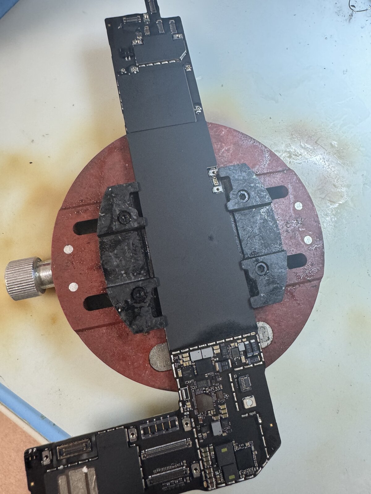 リワーク治具に固定したiPad mini（A17 Pro）の基板全体