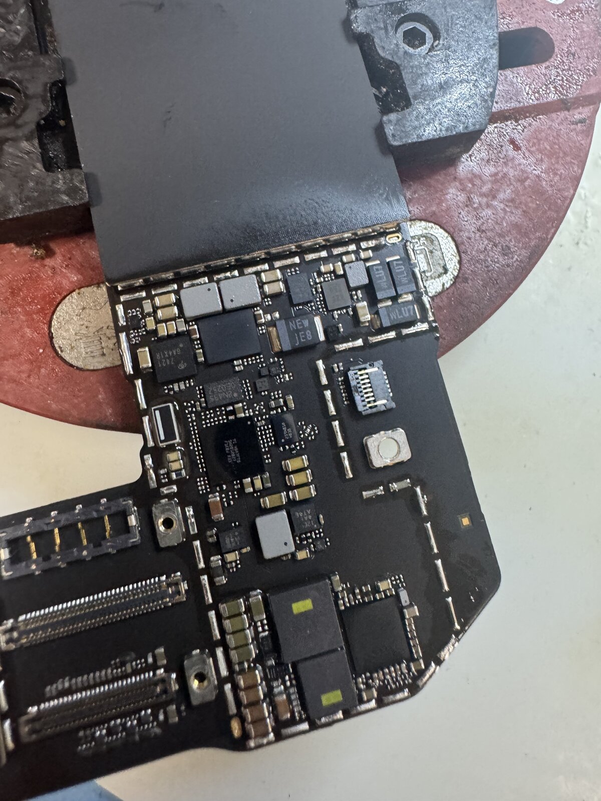 iPad mini（A17 Pro）のUSB制御回路周辺を拡大した基板写真