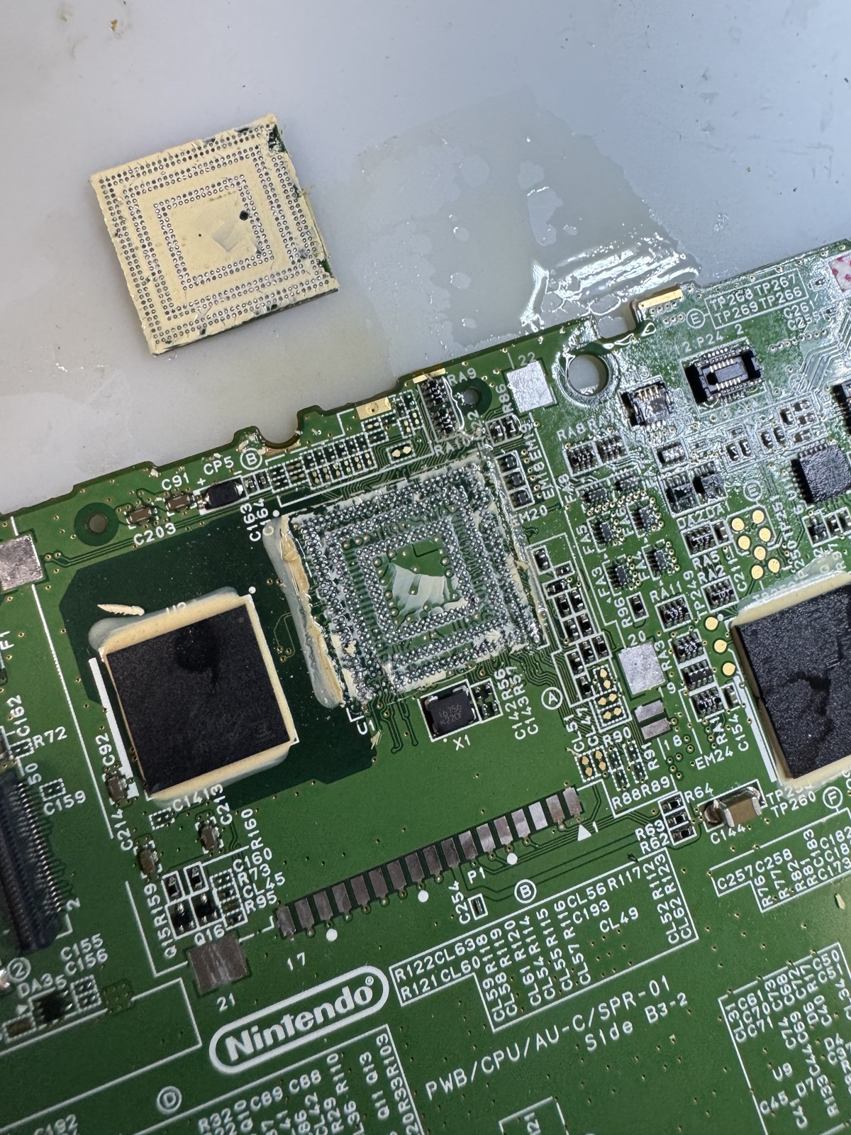 3DS LL CPU取り外し後の基板とCPU裏面