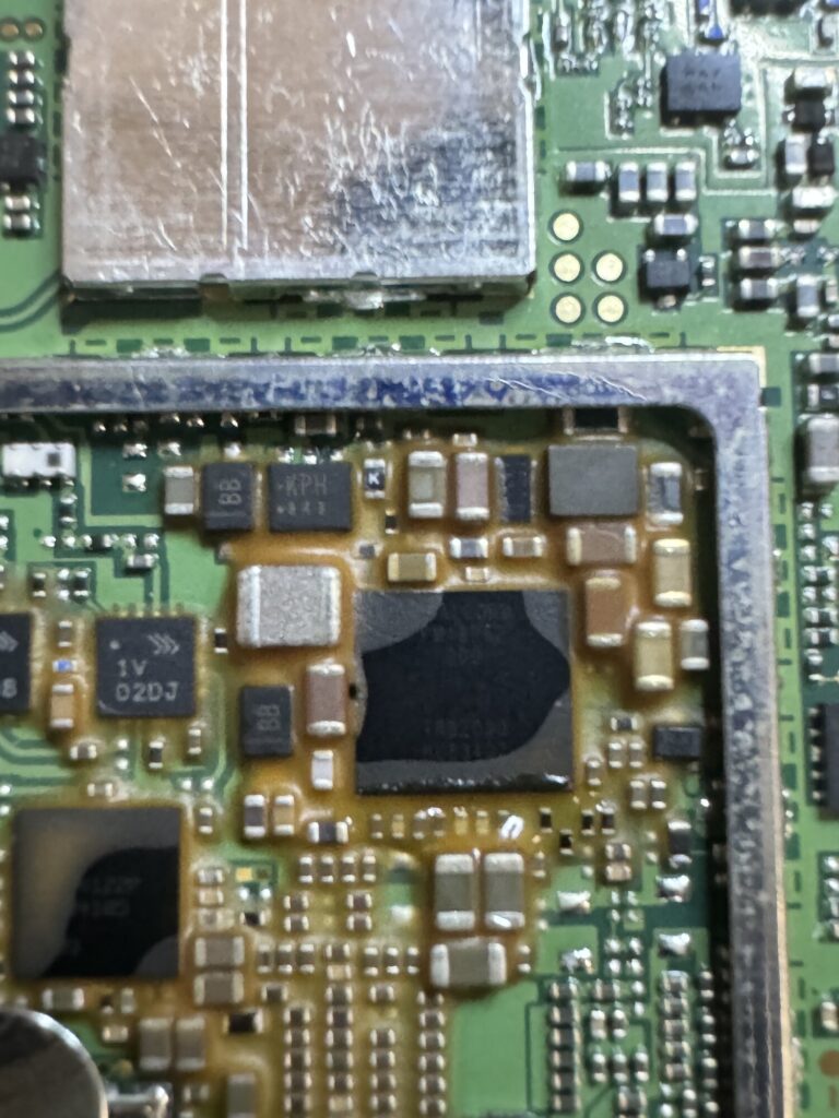 arrows Be（F-04K）基板のシールドを外し、電源系PMIC周辺を拡大した様子