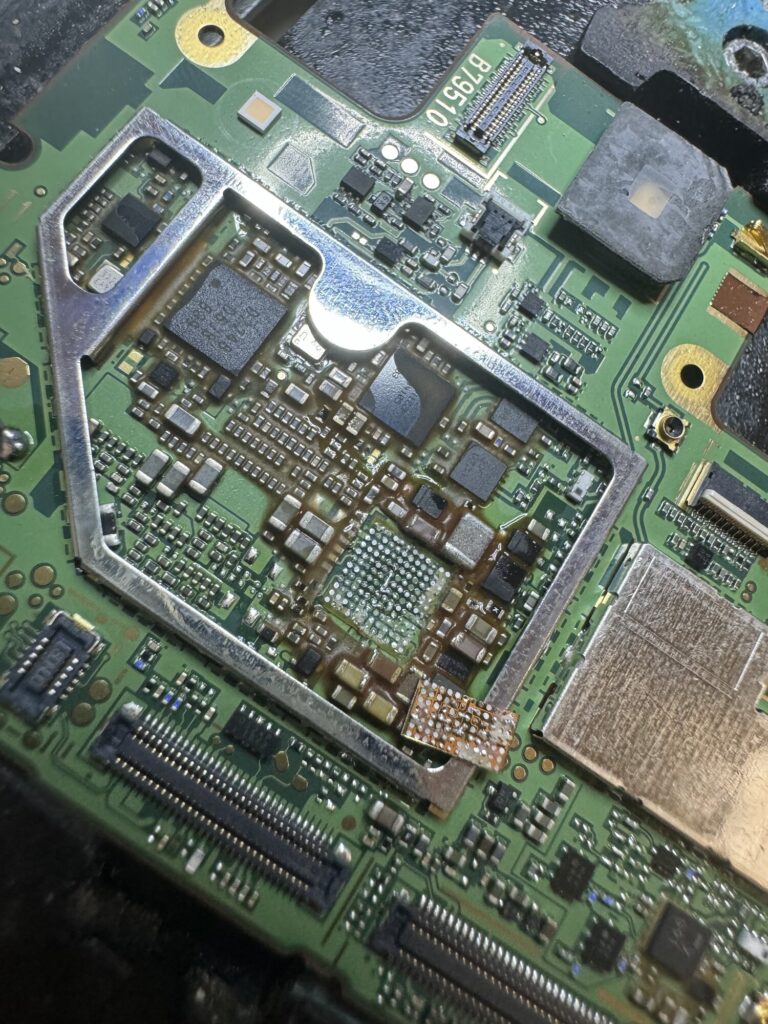 PMICを取り外した直後のarrows Be（F-04K）基板側のランド