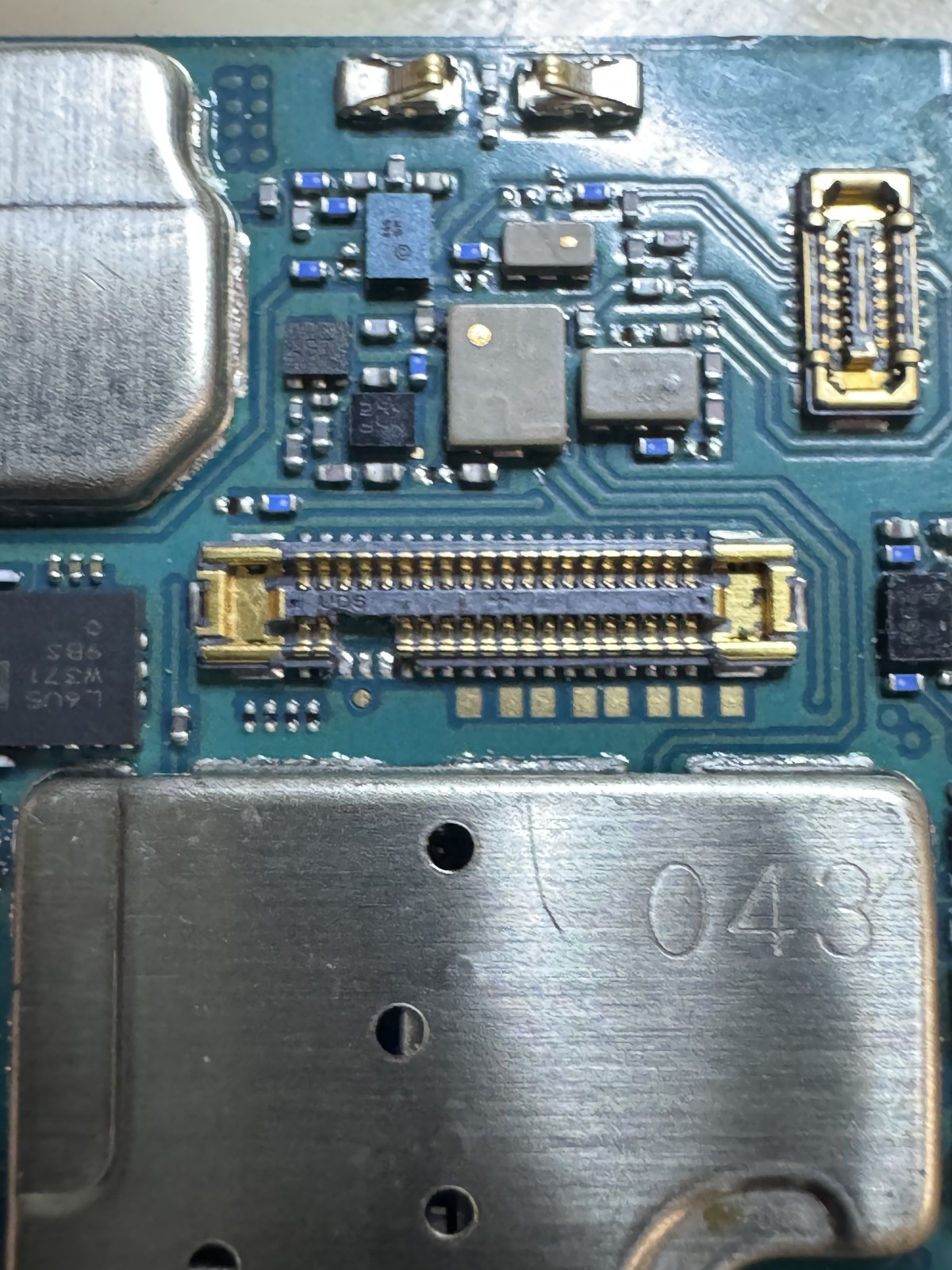 Galaxy S23 Ultraの基板コネクタ周辺の拡大写真。端子部に水の侵入跡がある