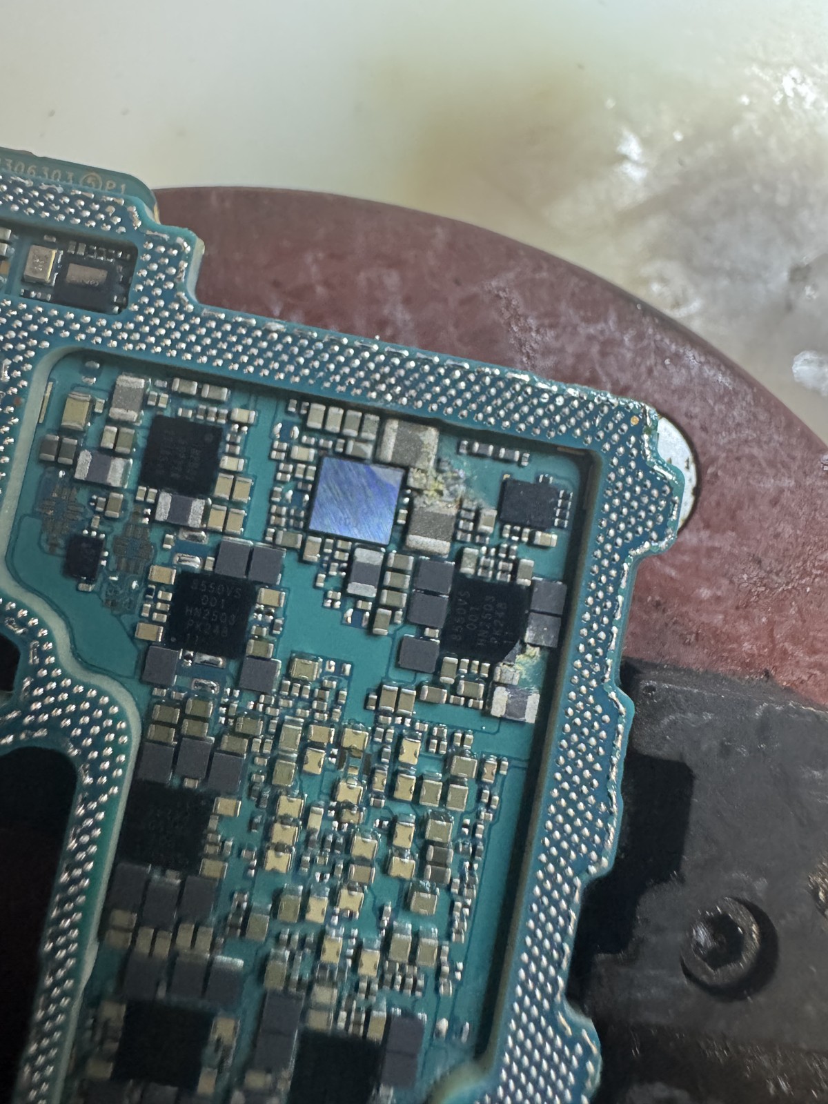 2層基板の内側を開いたGalaxy S23 Ultraの基板。IC周辺に腐食が見られる