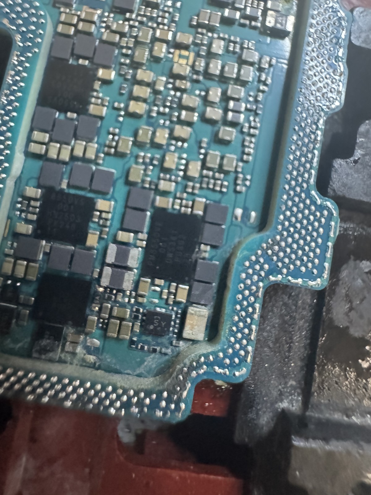 基板の表面まで腐食が進んだGalaxy S23 Ultraの基板の状態