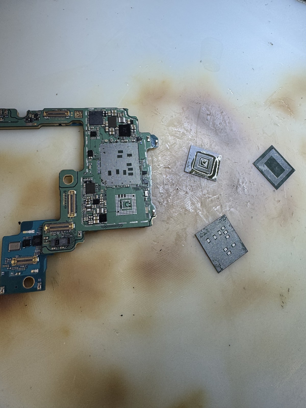 ドナー基板と、元の基板から取り外したCPU・NANDなどのチップ