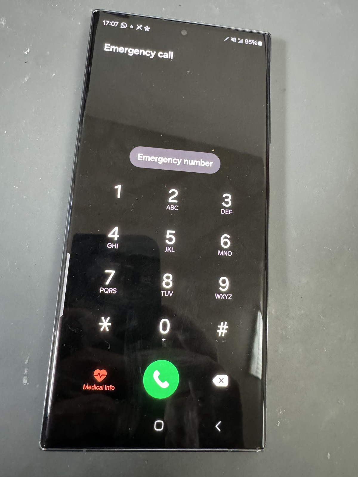 復旧後のGalaxy S23 Ultra。ロック画面が表示され充電も正常