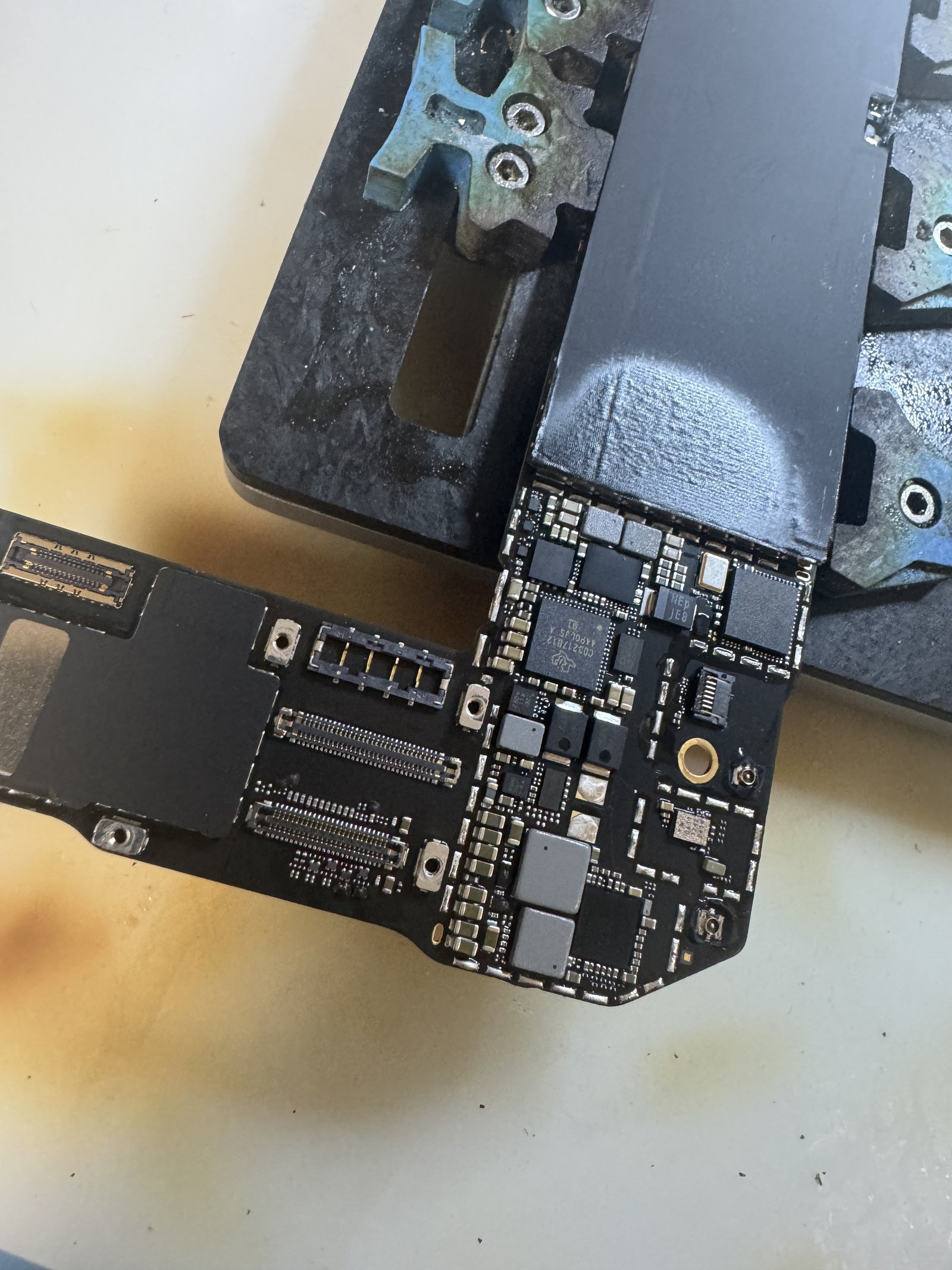 お預かりしたiPad mini6のロジックボード全体。バックライト回路まわりを含む作業前の状態