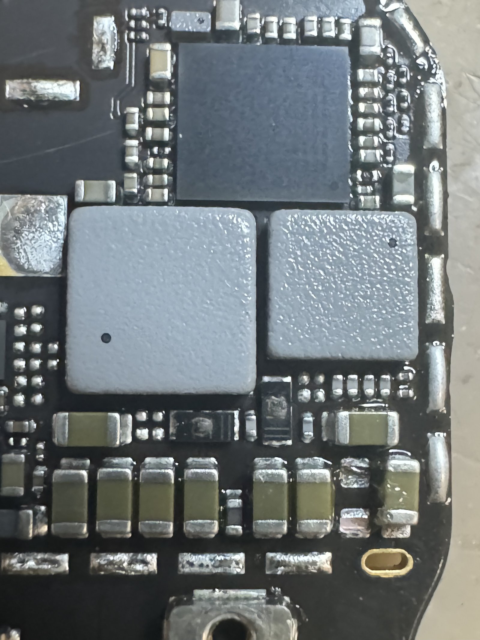 ショートしたコンデンサを除去した直後の基板。過電流で破裂したダイオードが確認できる状態