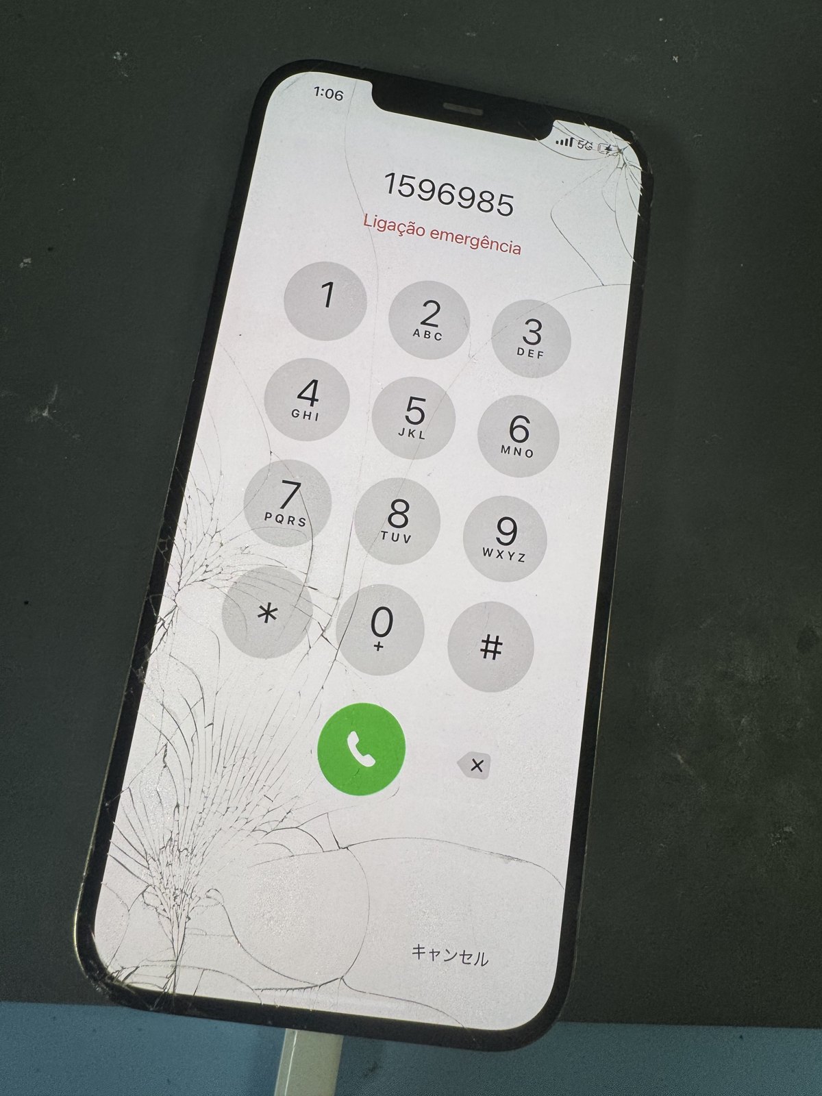 復旧後のiPhone 12 Pro Max。起動して画面が表示され、充電も行われている