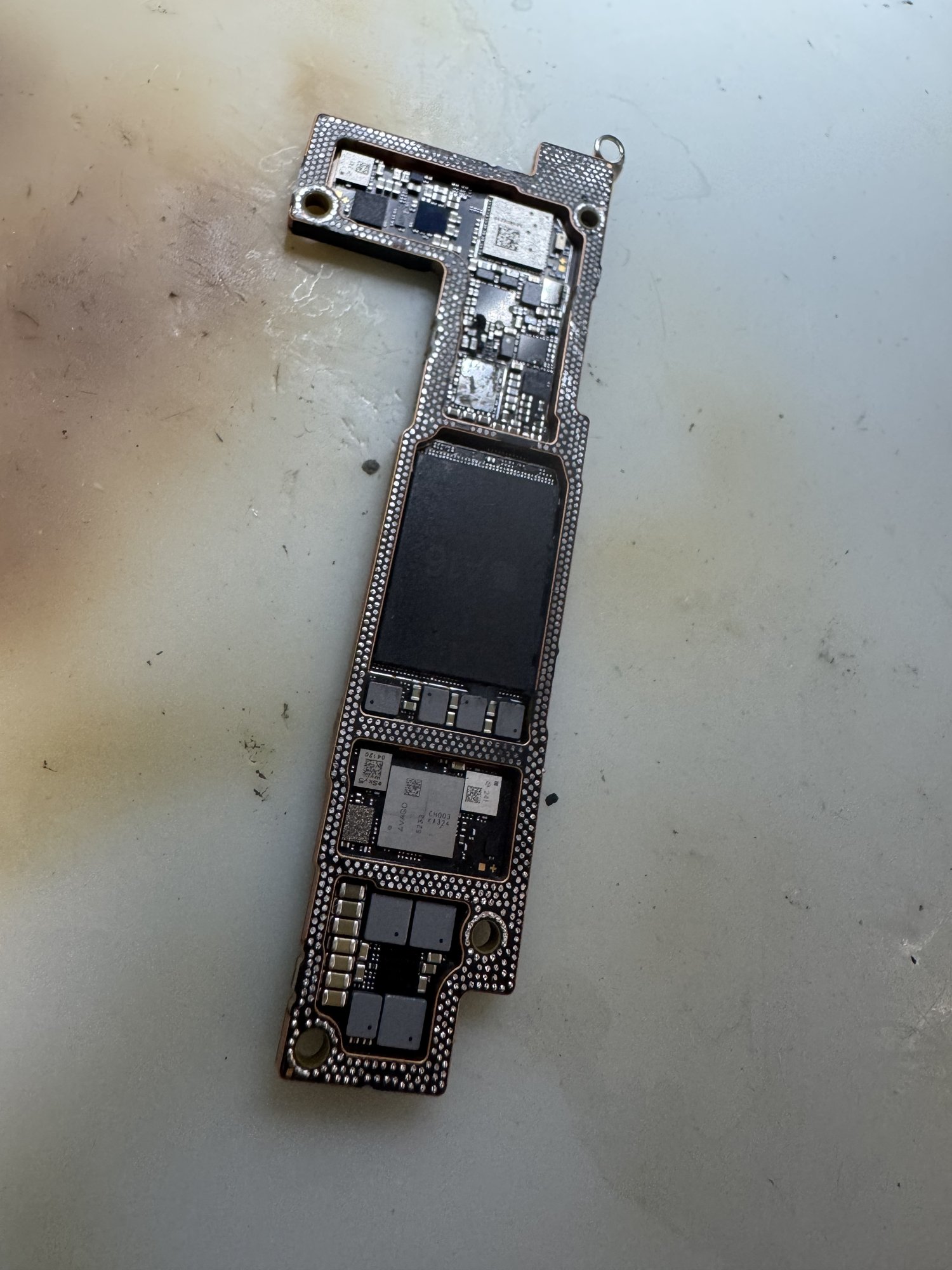 顕微鏡下でCPU・NAND周辺を確認している基板全体像
