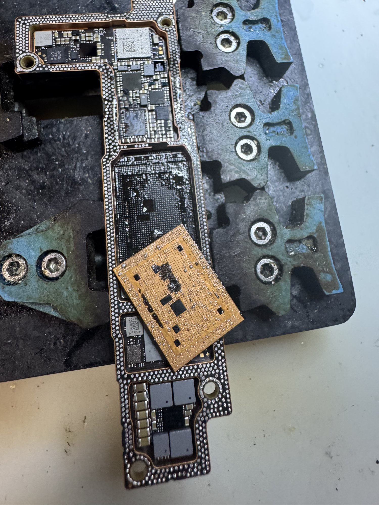 基板から取り外したCPU
