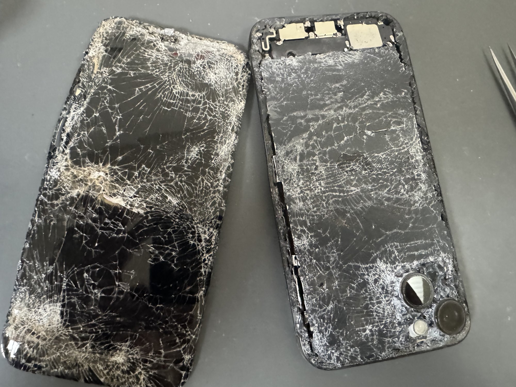 iPhone15Plus 画面・背面ガラスが激しく破砕した状態