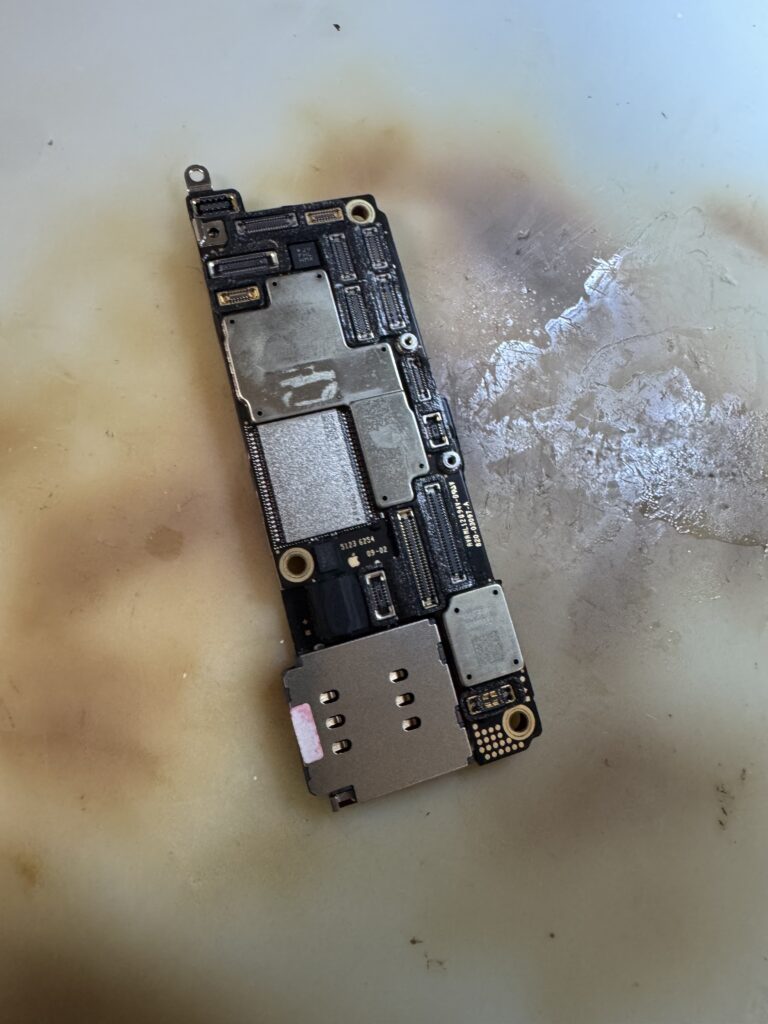 水没によりロジックボード全体に白色〜茶色の腐食生成物が広がっている状態