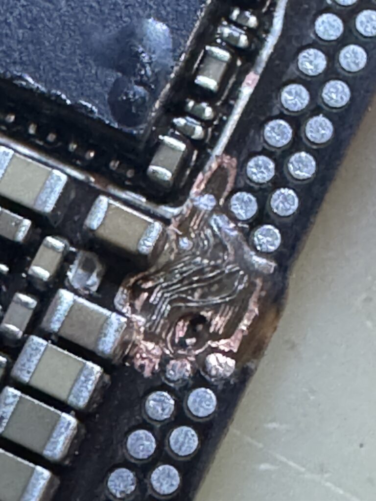 焼損して露出した基板パターンをジャンパー線で再接続した修復箇所