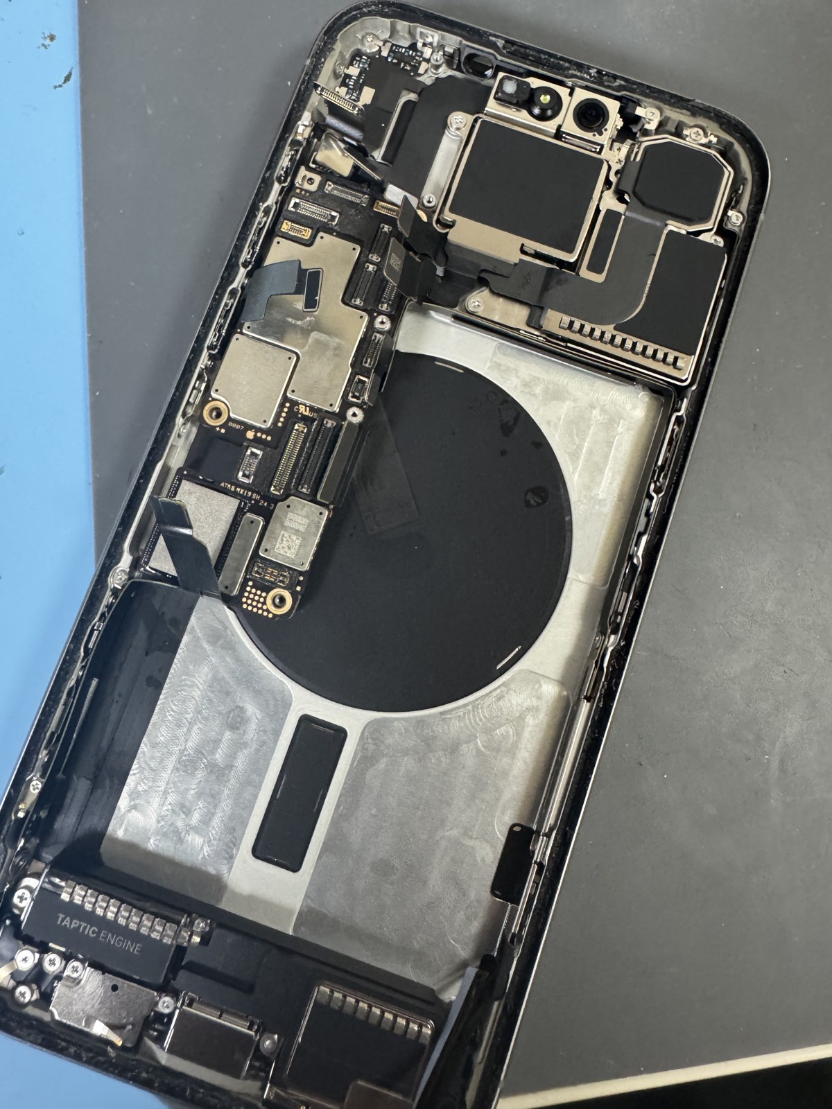バッテリーを取り外した状態のiPhone 15 Pro Max（US版）内部