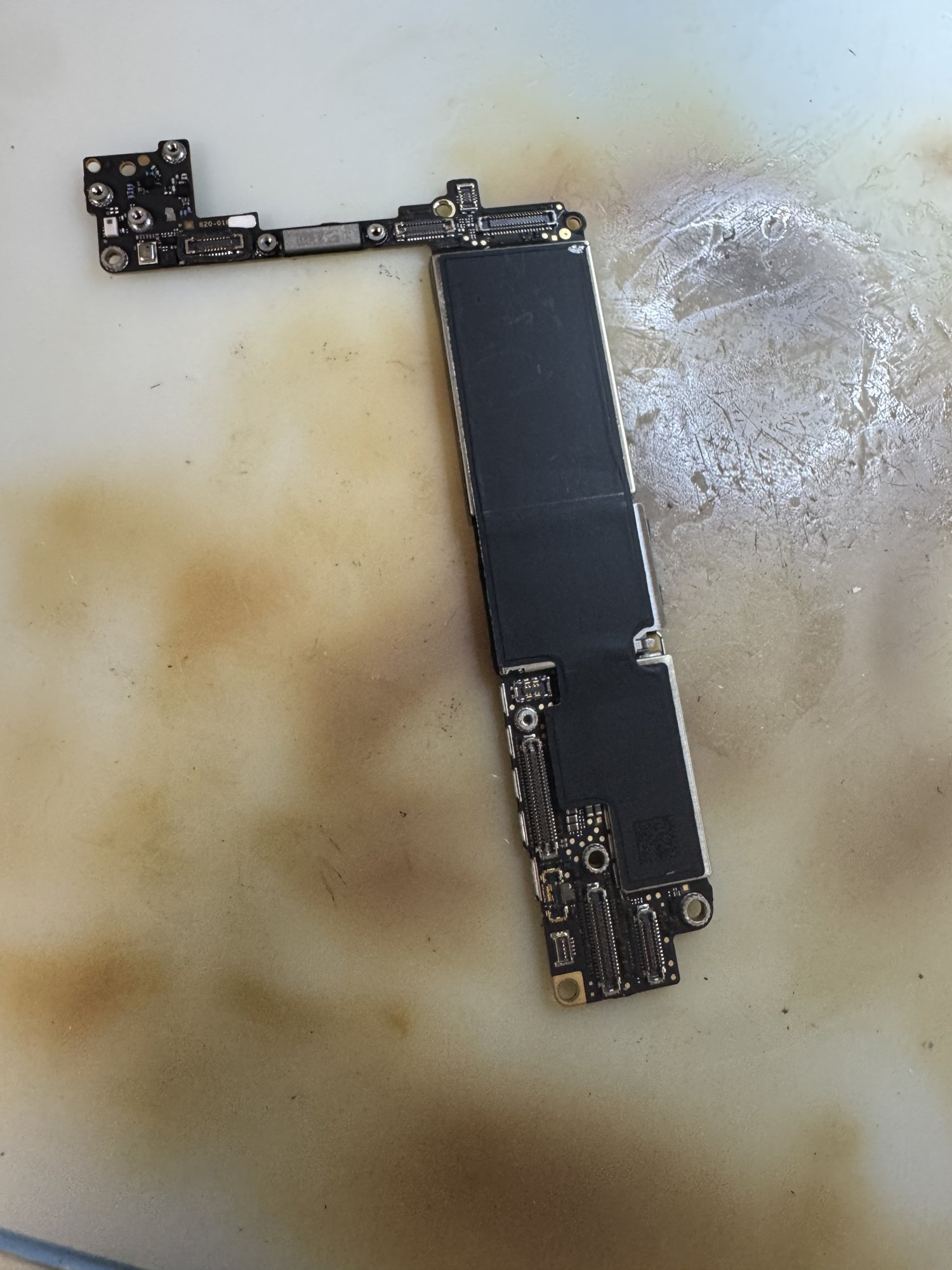 お預かり時のiPhone SE(第2世代)基板全体像