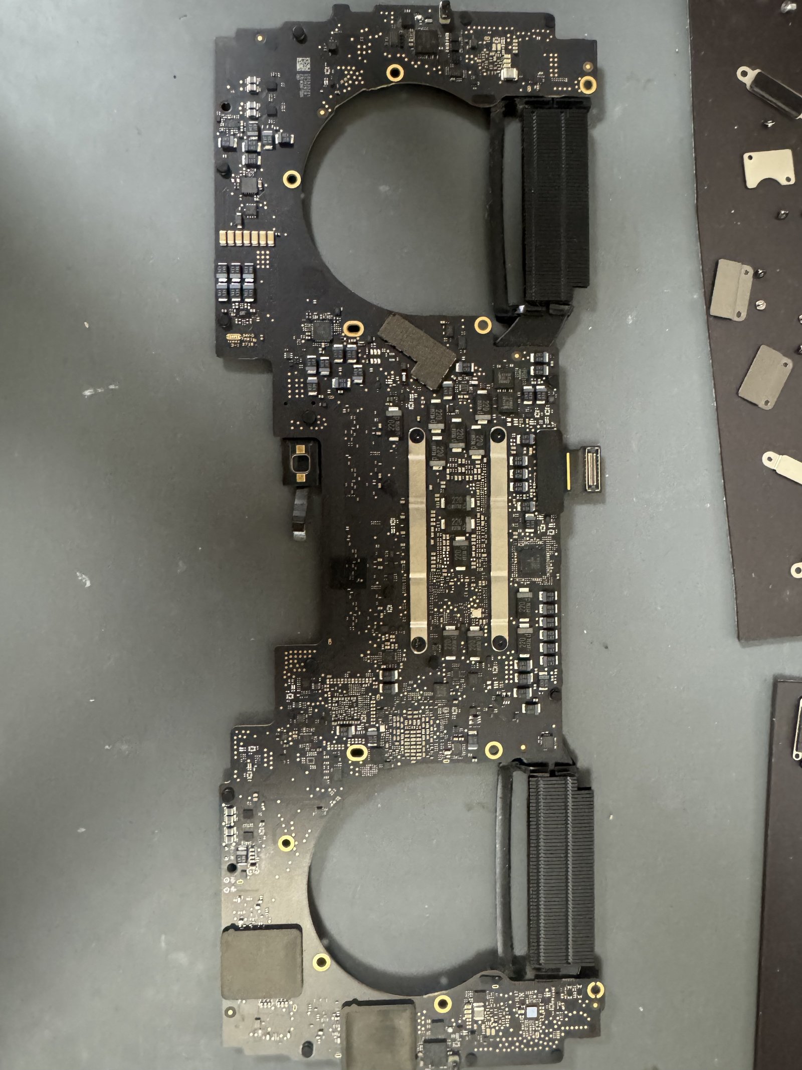 取り外したMacBook Pro 13inch A1989のロジックボード全体