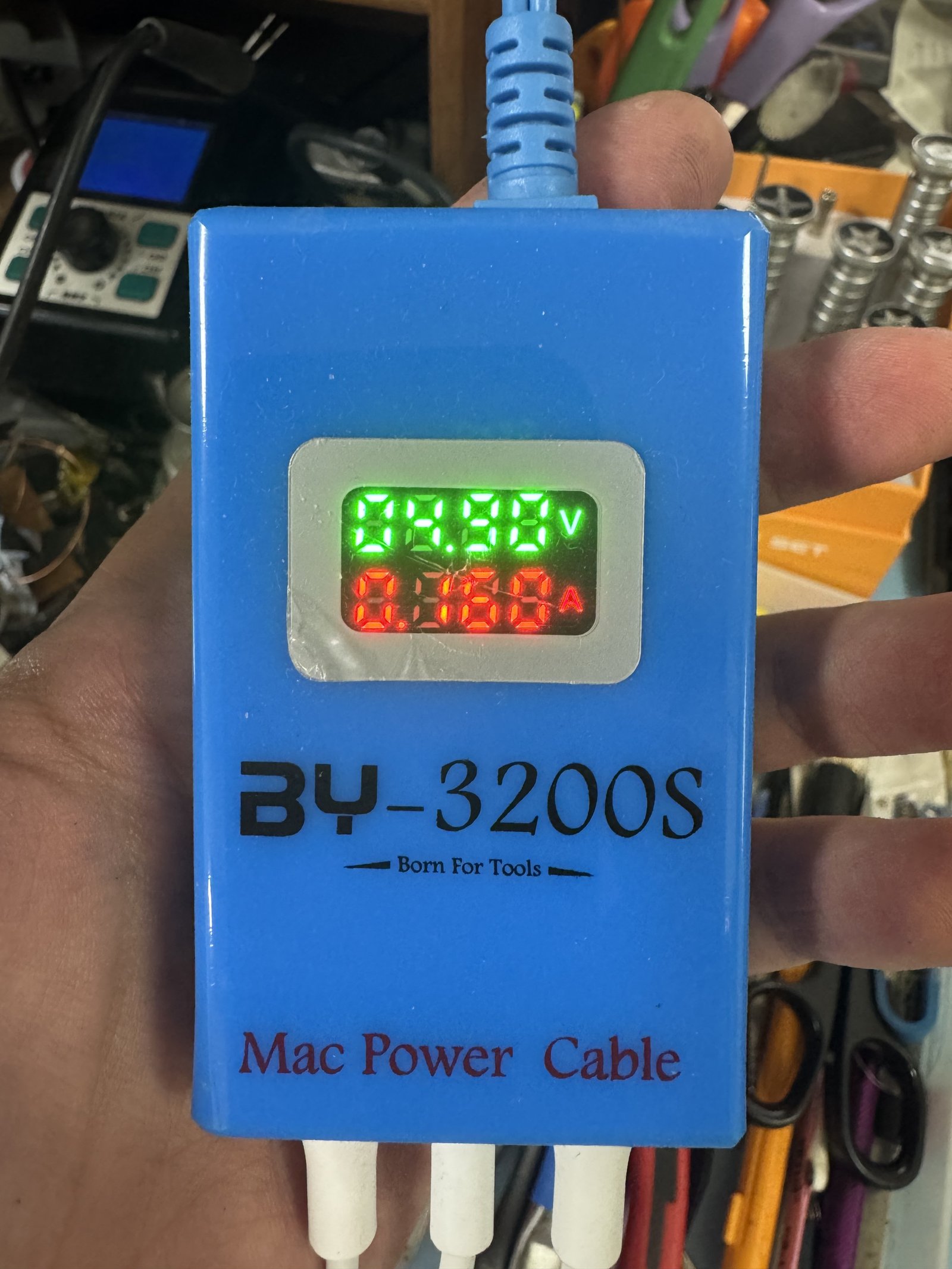 USB Type-Cの電圧・電流を測定する治具でMacBook Proの充電時挙動を確認している様子
