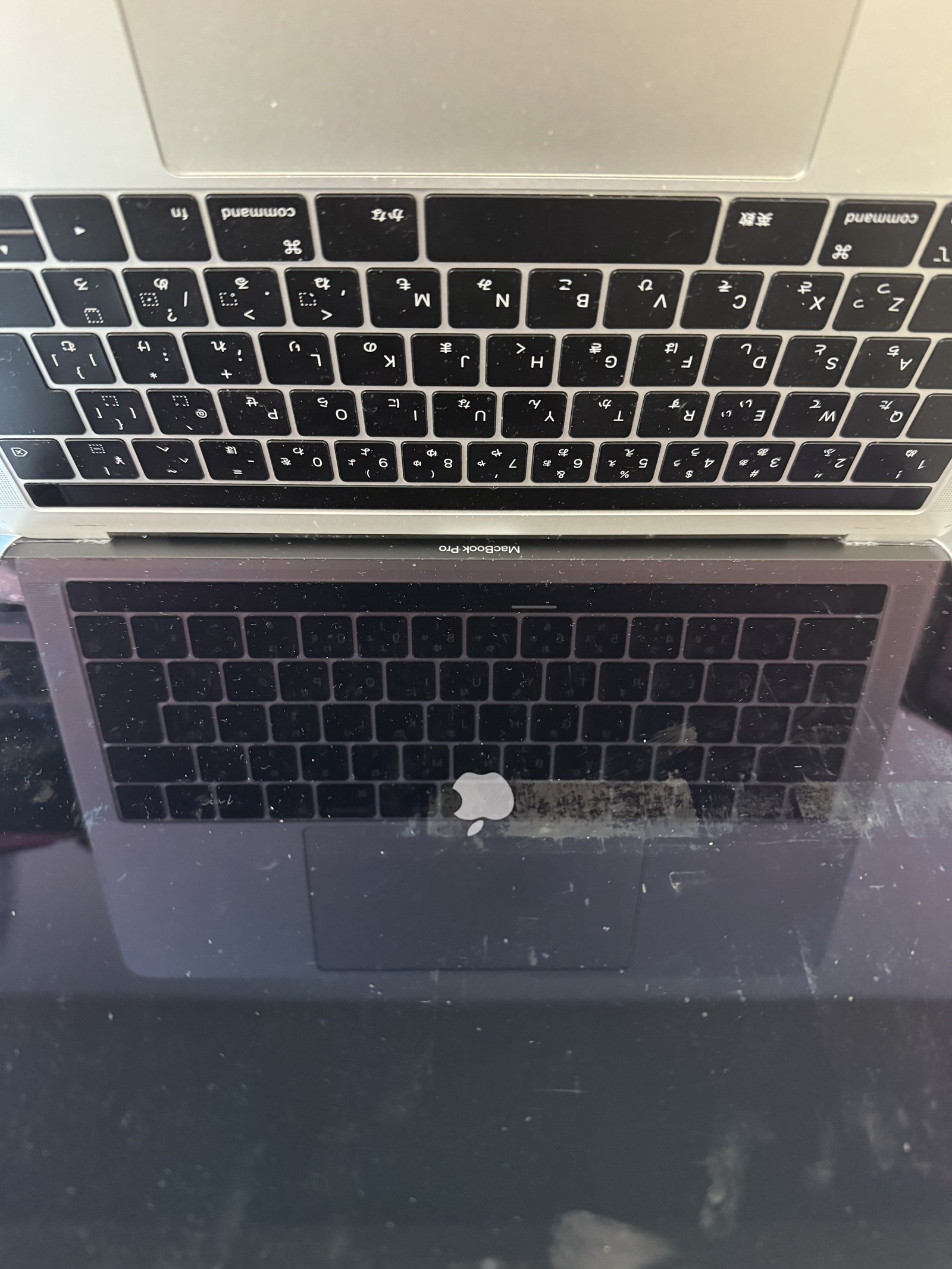 通電確認時のMacBook Pro本体の様子