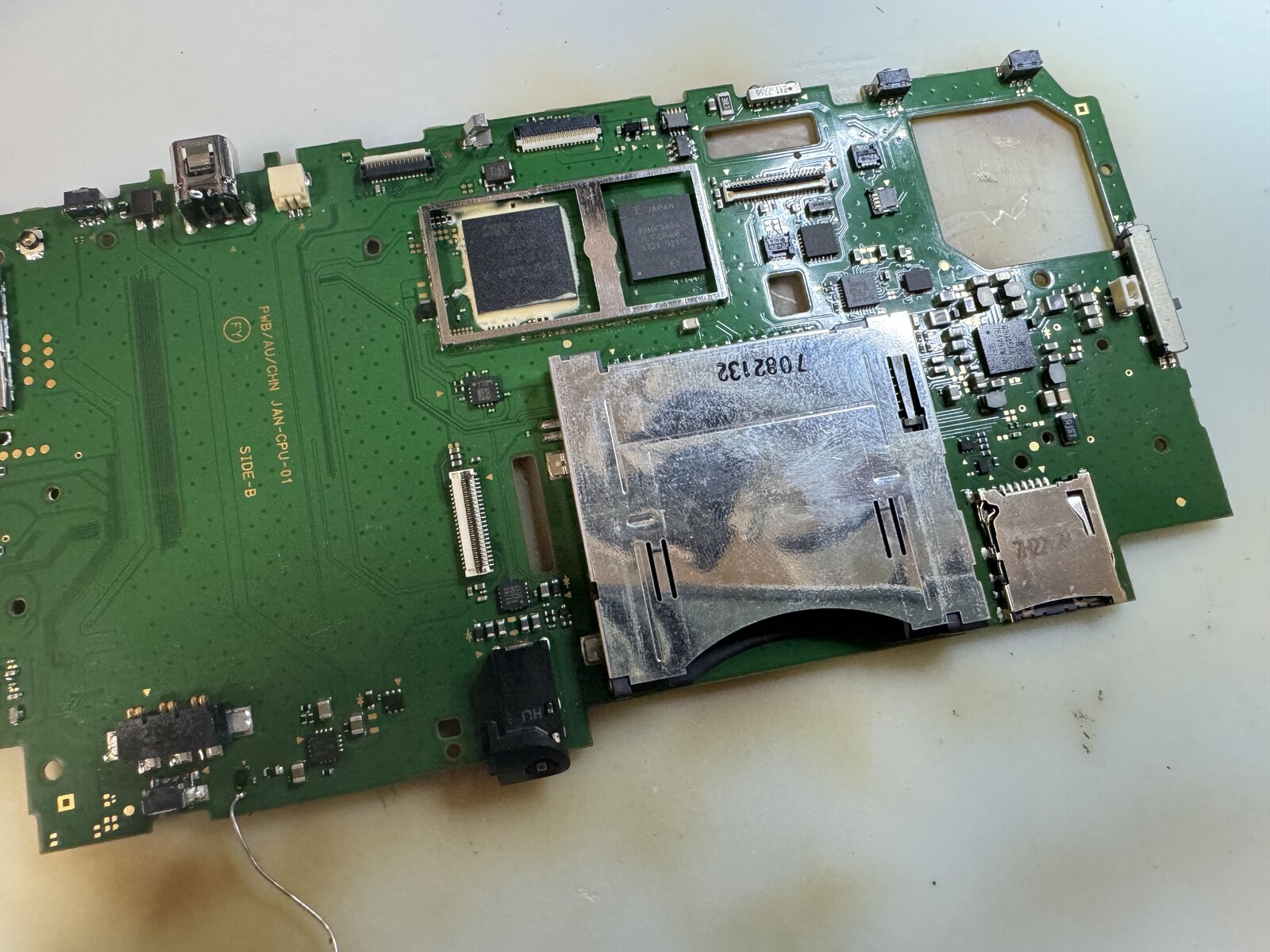 New2DSLLの基板全体。PMICやNANDなど各ICが実装された状態