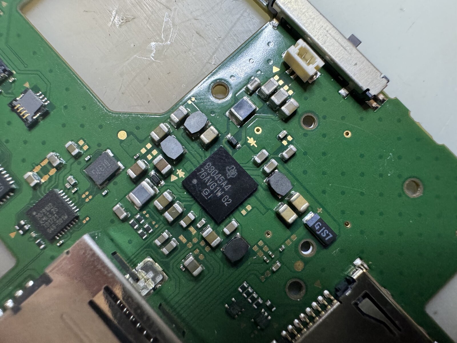 New2DSLLの基板上、電源管理IC（PMIC）周辺のクローズアップ