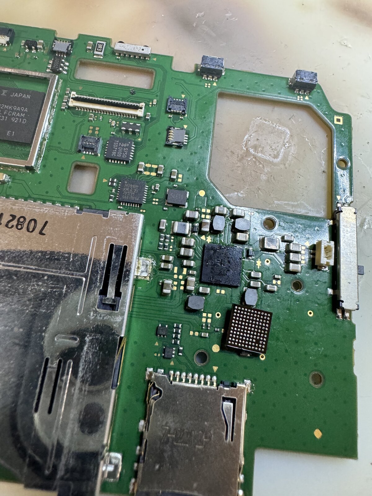 PMIC取り外し後の基板ランド。パターン剥離や欠けがない状態
