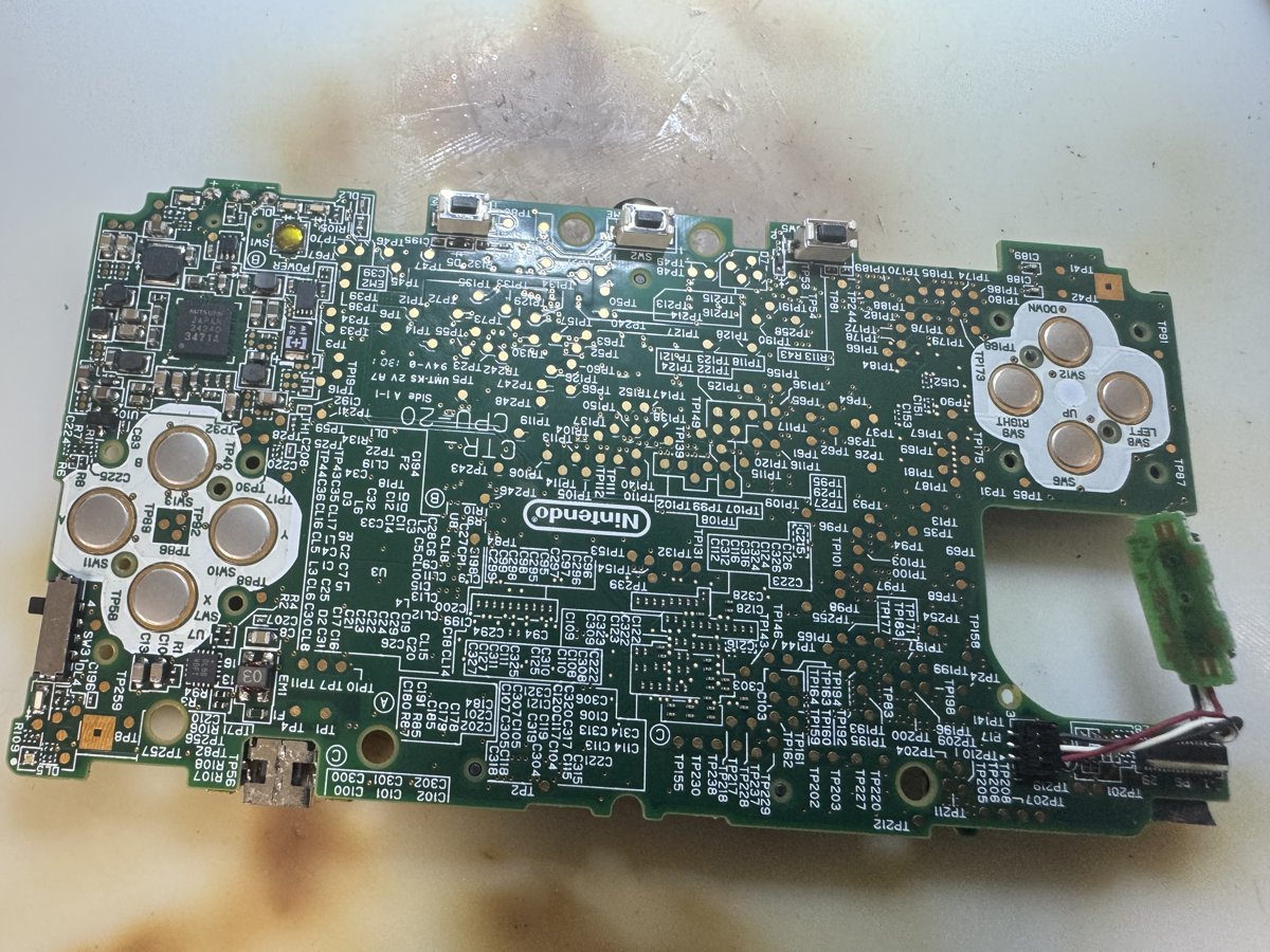 お預かり時のNintendo 3DSの基板全体