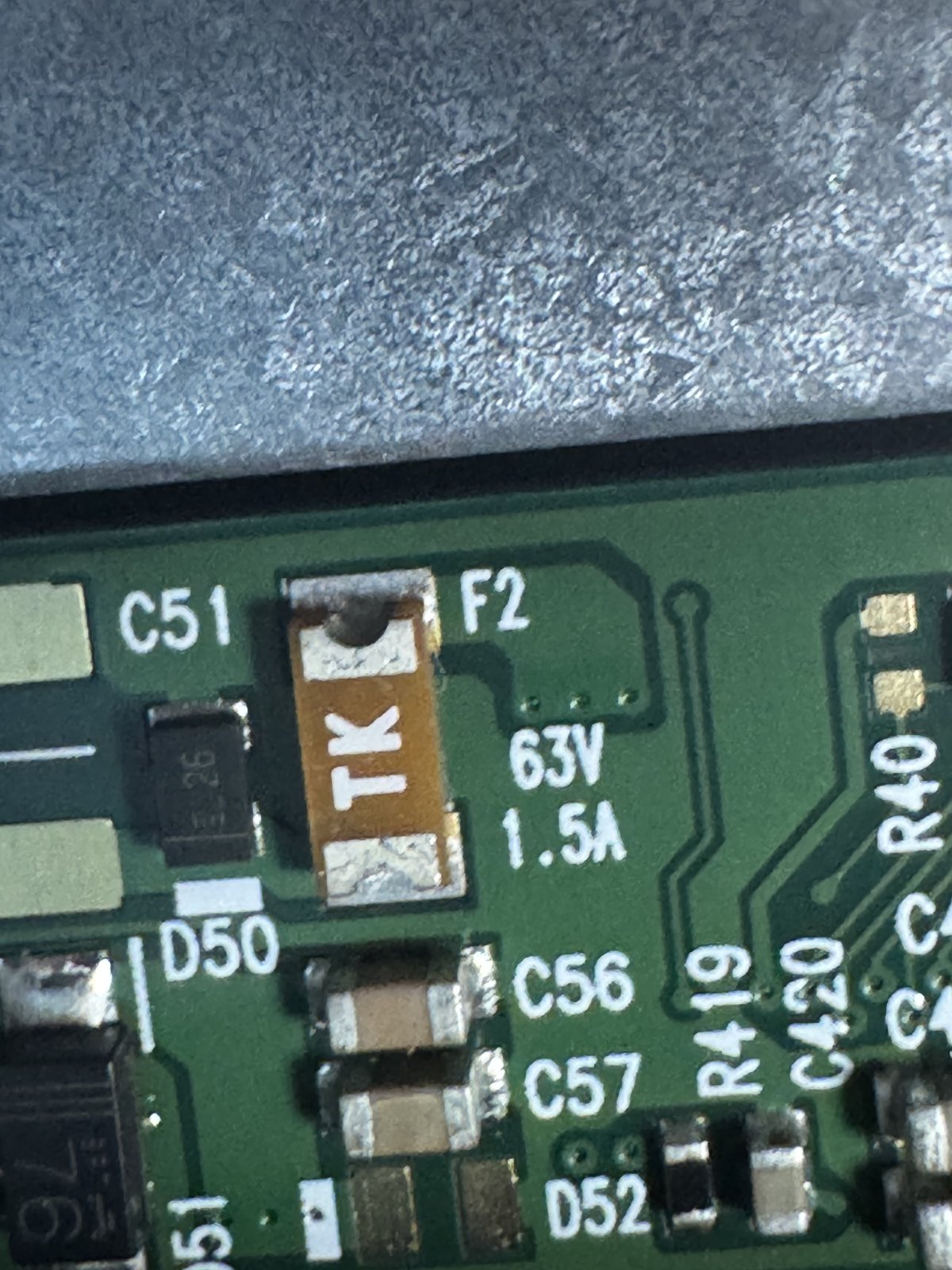 バックライト回路の拡大。F2と刻印されたフィルターと、C51などのコンデンサが並んでいる
