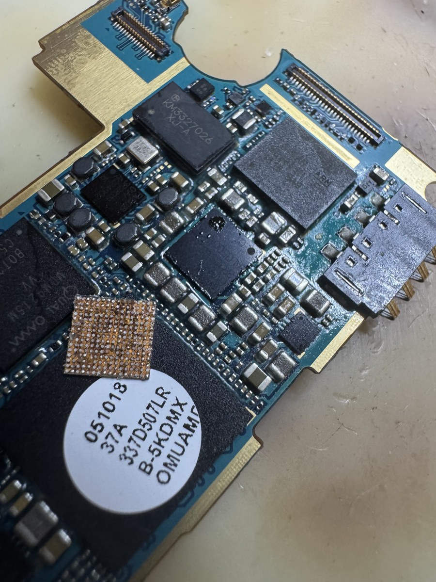 PMICを実装した後のGalaxy S4の基板