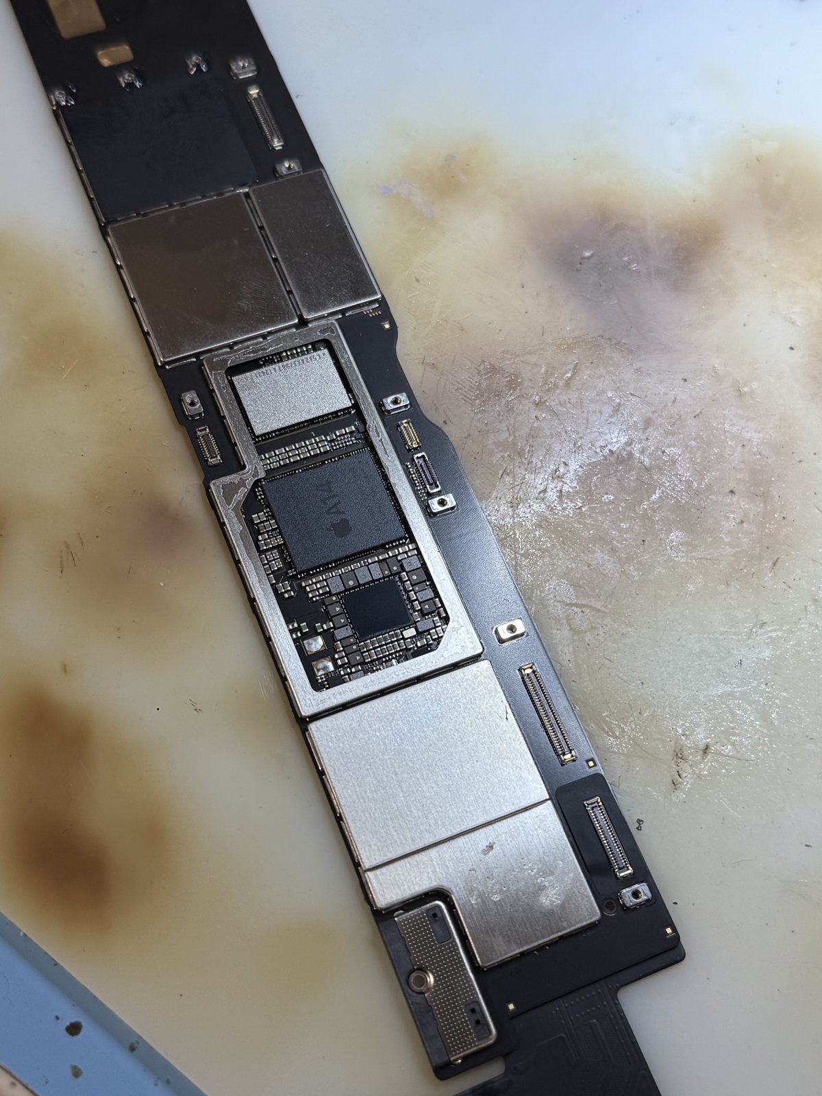 お預かり時のiPad 10の基板全体