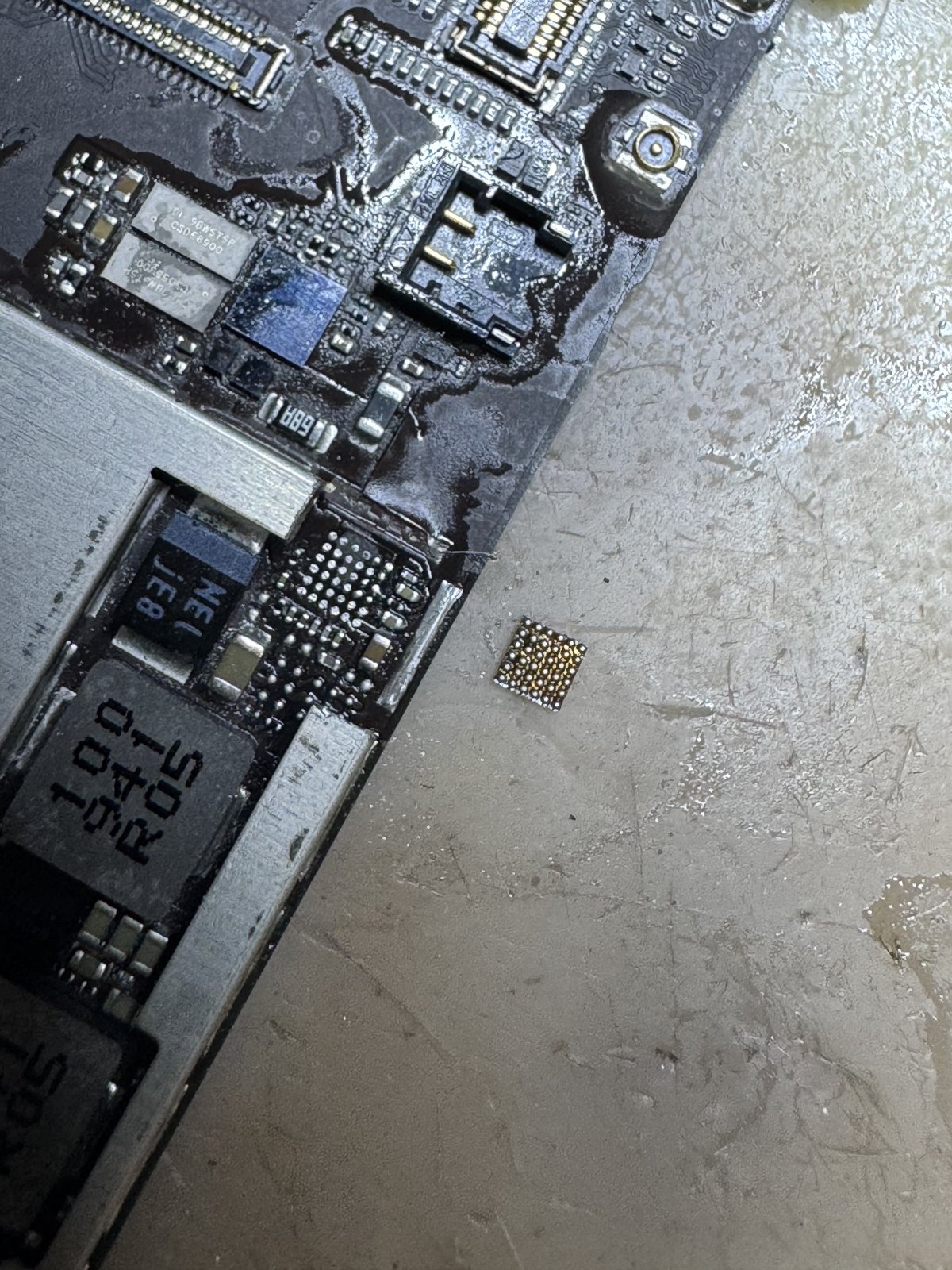 iPad 7の基板から取り外した、ドックコネクターを制御するIC