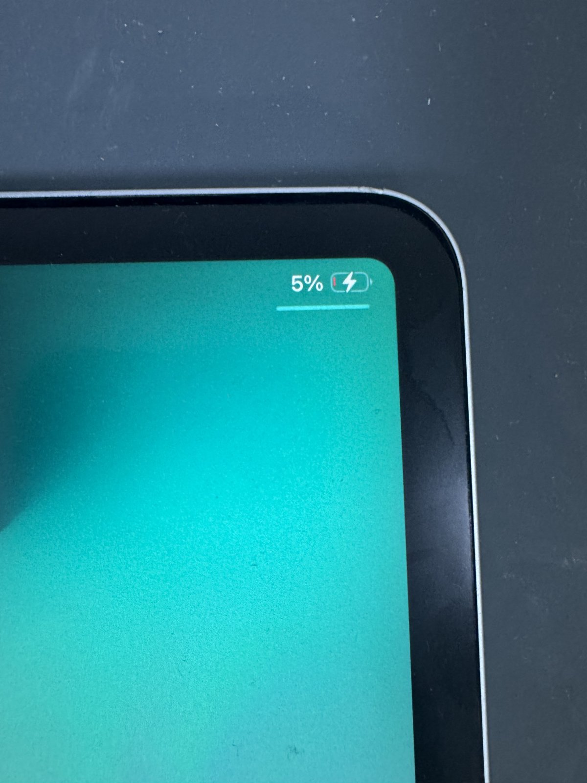 充電中の画面（5%表示と充電中アイコン）