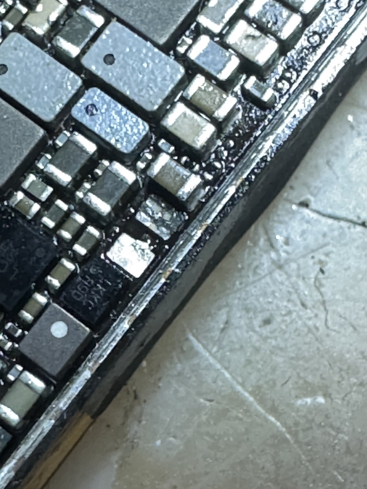 iPhone 12の基板上、断線していたコイル付近を拡大した写真