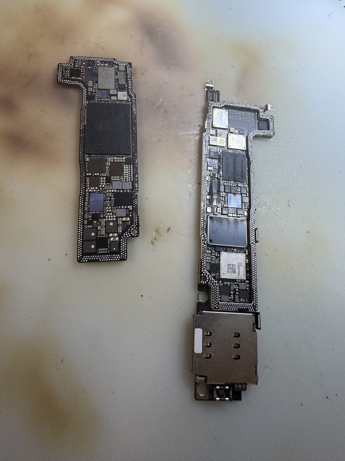 iPhone 13 miniから取り出した上下2枚の基板を並べた写真