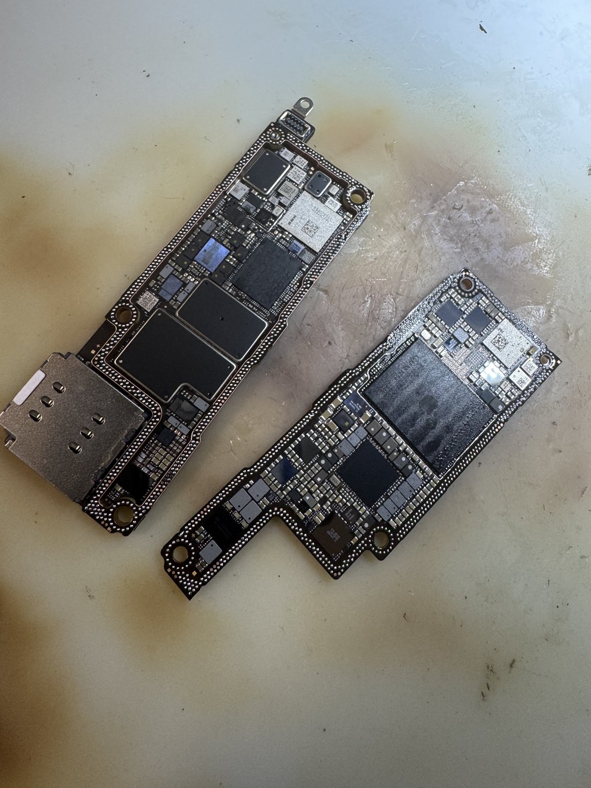 iPhone 15 Proから取り出した基板一式。目視では焼損や腐食などの異常は見当たらない