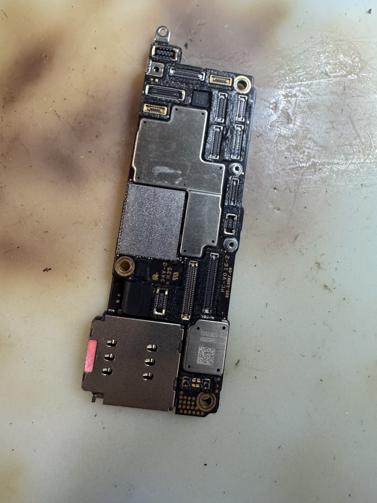 iPhone 15 Proから取り出した基板の全体