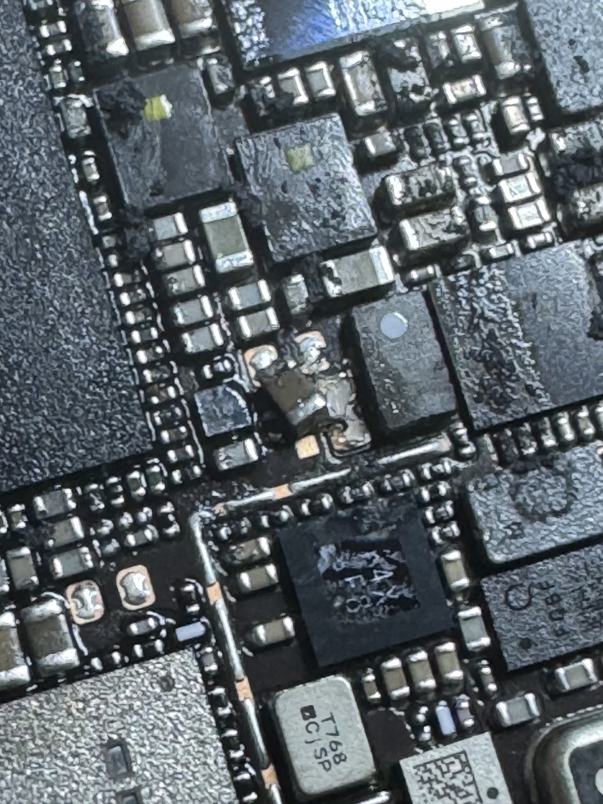 iPhone 15 Proの基板。VDD_MAIN系統でショートしていたチップコンデンサ周辺の拡大