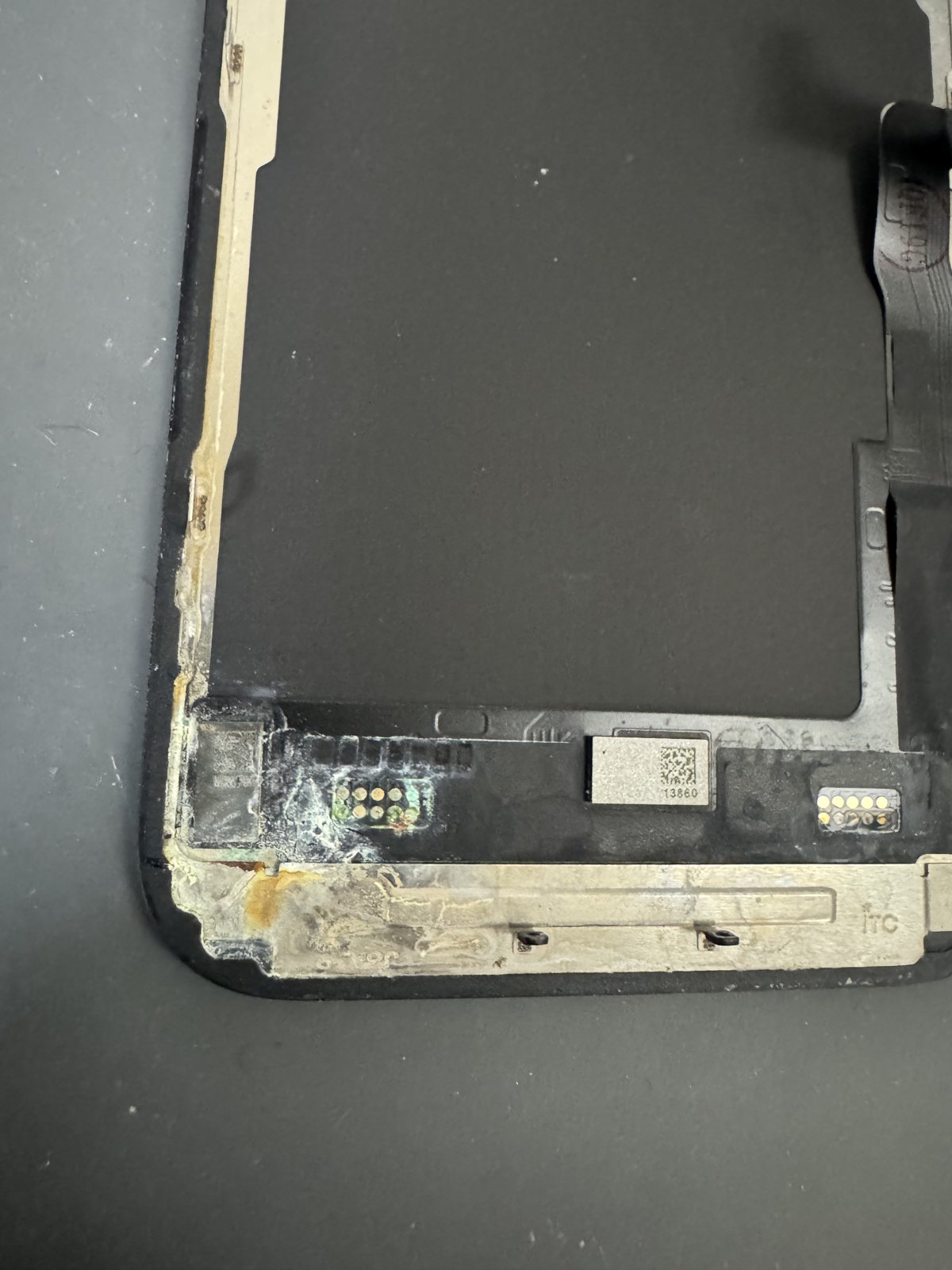 iPhone 15 Pro 画面側フレーム下部に見られた水没による腐食の跡