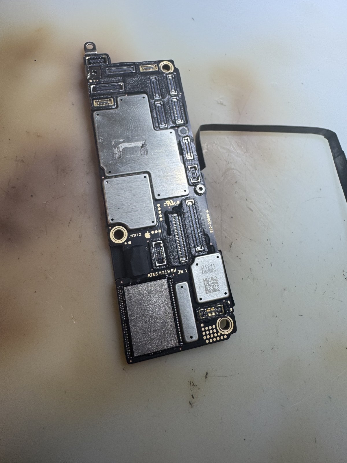 iPhone 15 Pro Maxの基板全体。金属シールドにへこみが見られる