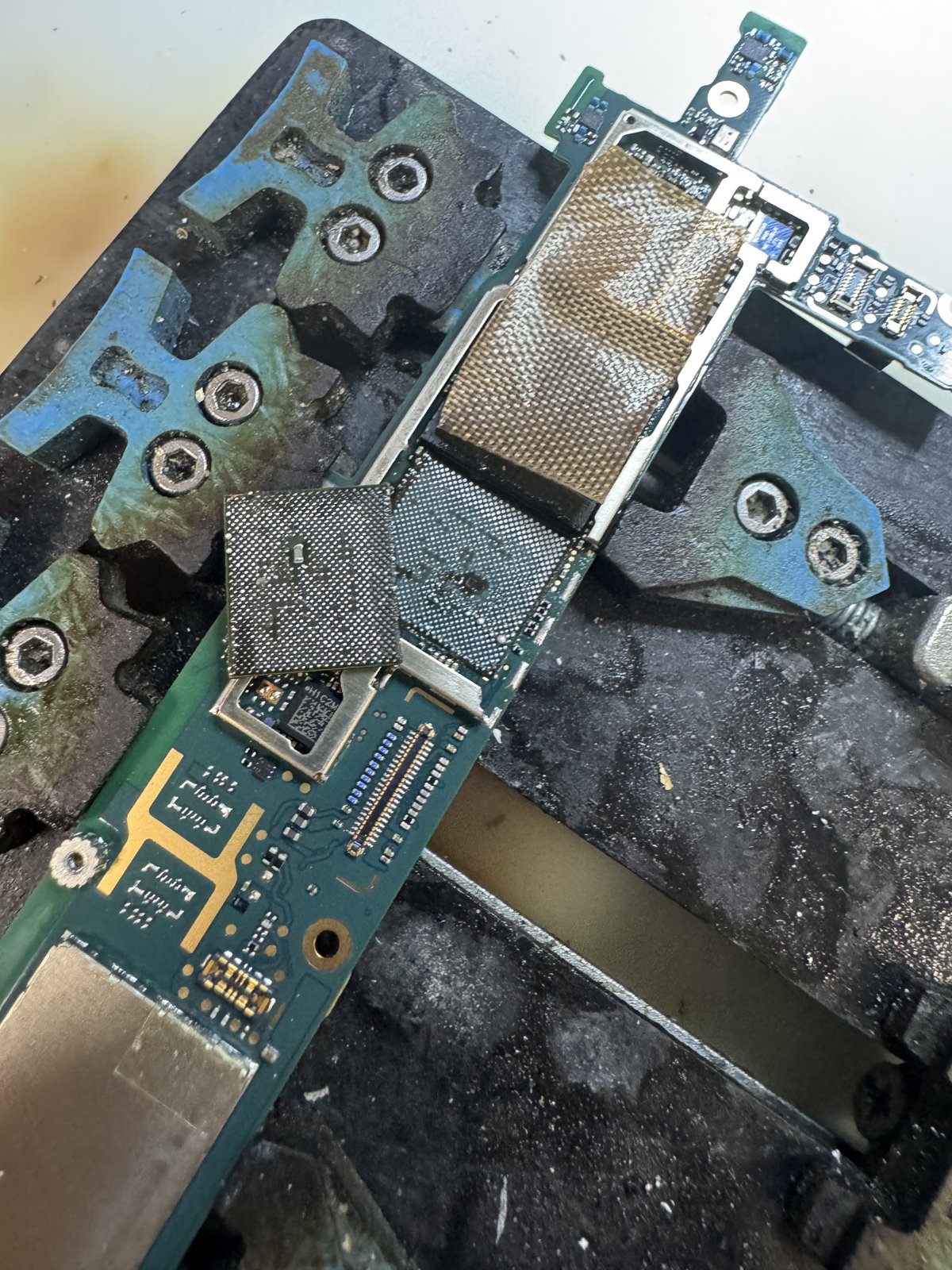 Pixel 5aのCPUを基板から取り外した状態。基板側のパッドとCPU裏面のボールが見えている