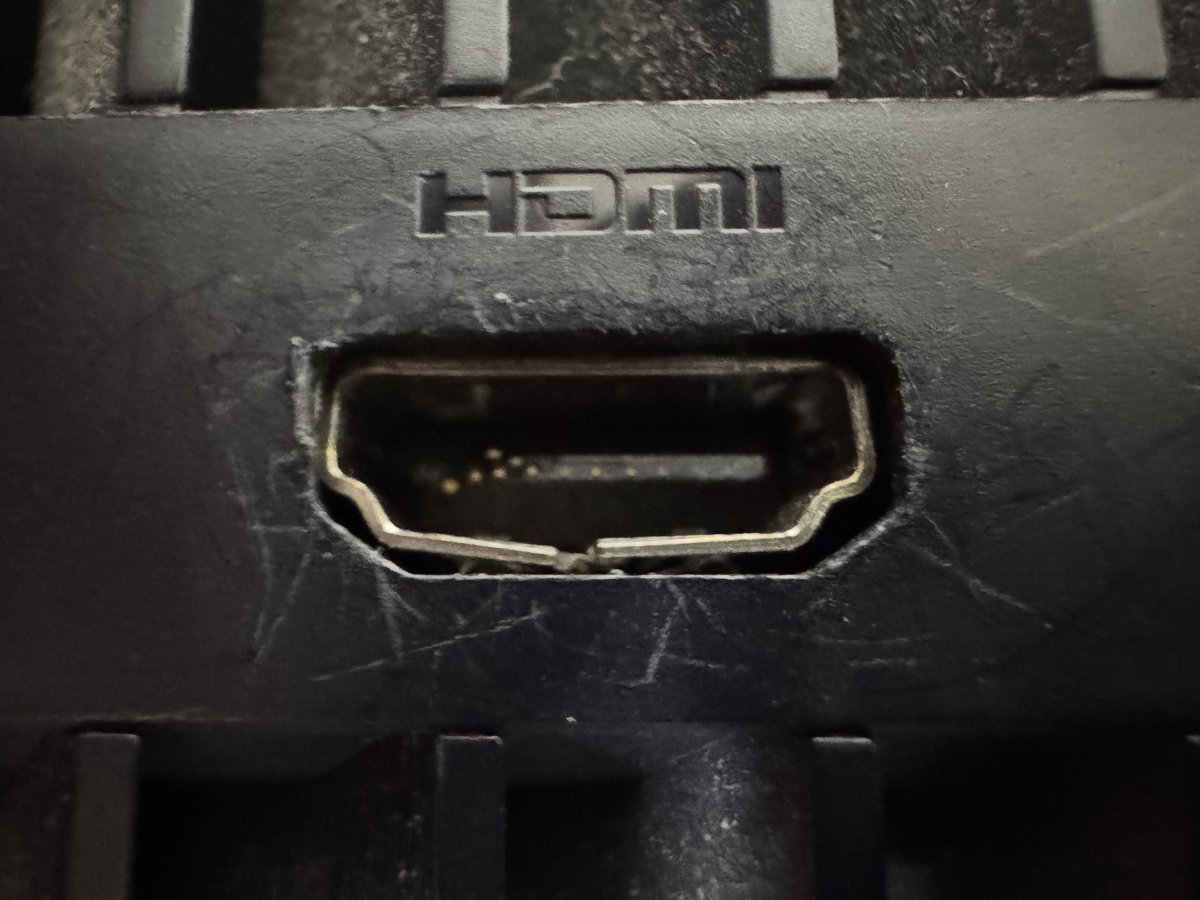 PlayStation5のHDMI端子の拡大。端子内部のピンが変形・破損している