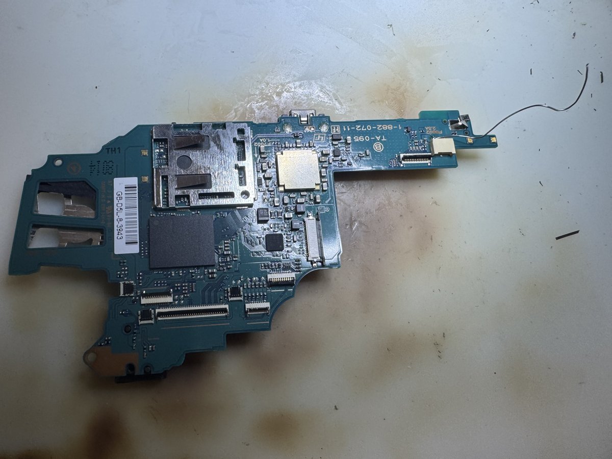 PSP-3000の基板全体。経年劣化で各部に腐食が出ている状態