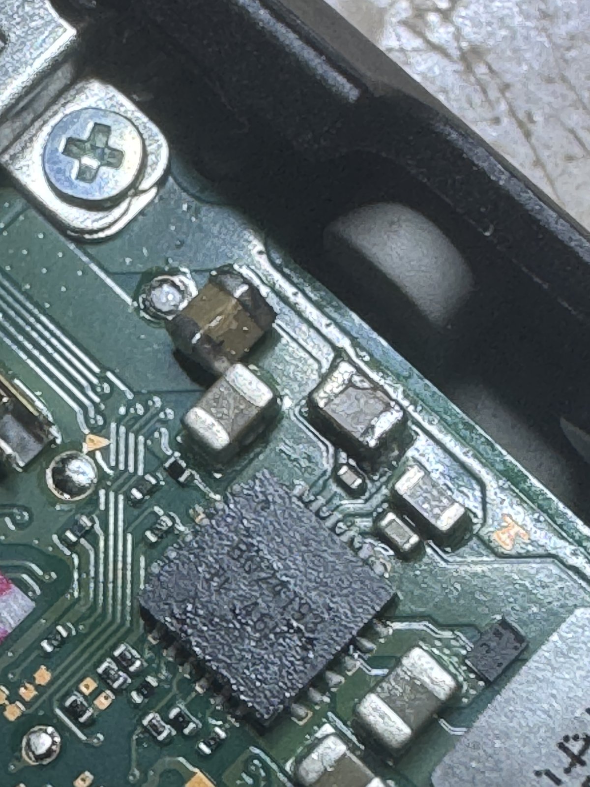 交換後のコンデンサが付いた基板と、その横に置いた取り外したコンデンサ