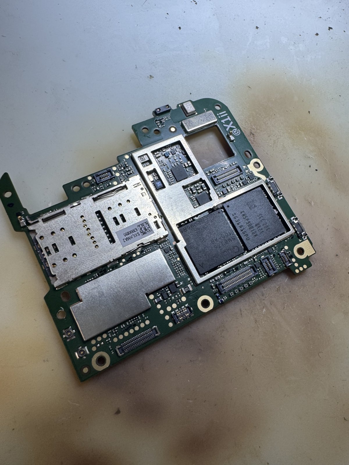 お預かり時のAQUOS wish2の基板全体
