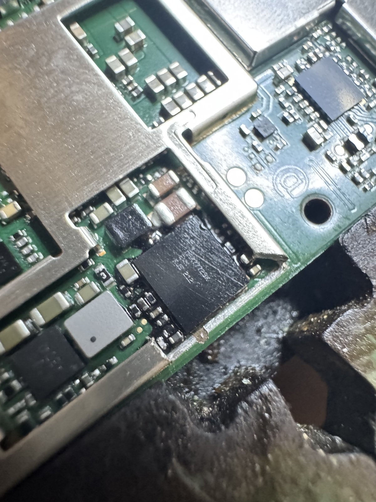 AQUOS wish2の基板でCPU裏にあるIC周辺