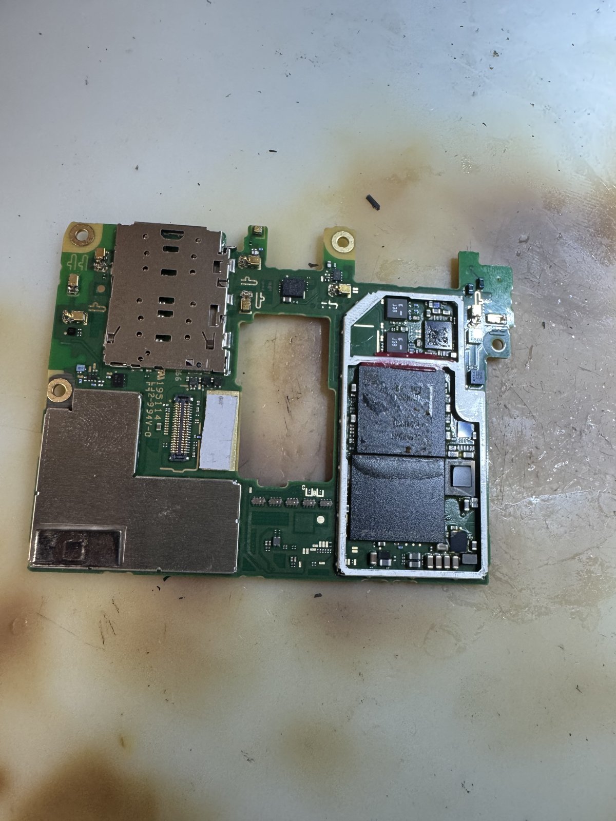 お預かり時のAQUOS zero2の基板全体
