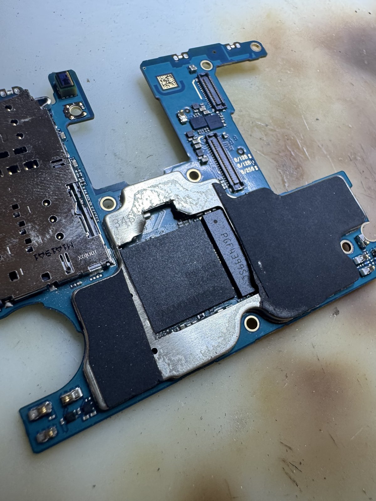 CPU周辺のシールドが付いた状態のGalaxy A52の基板全体