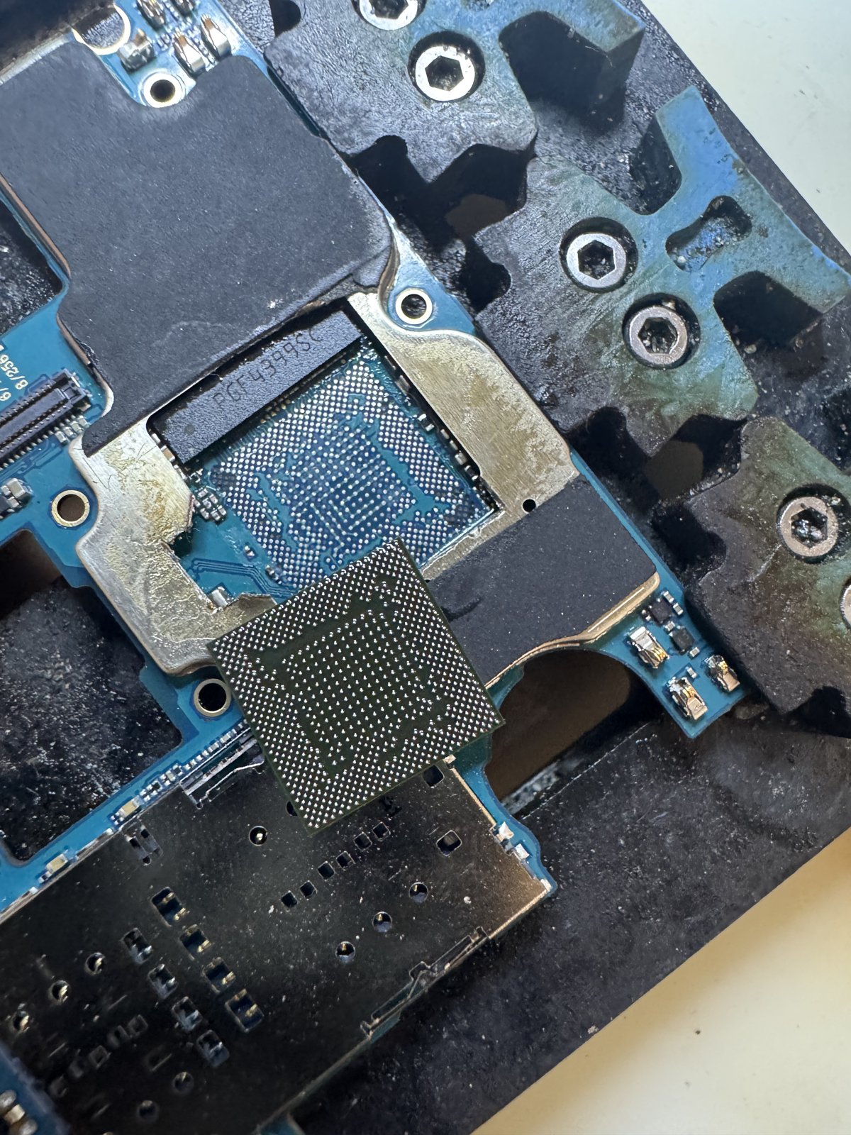 はんだボール形成後、基板の取り付け位置の横に置いたCPU