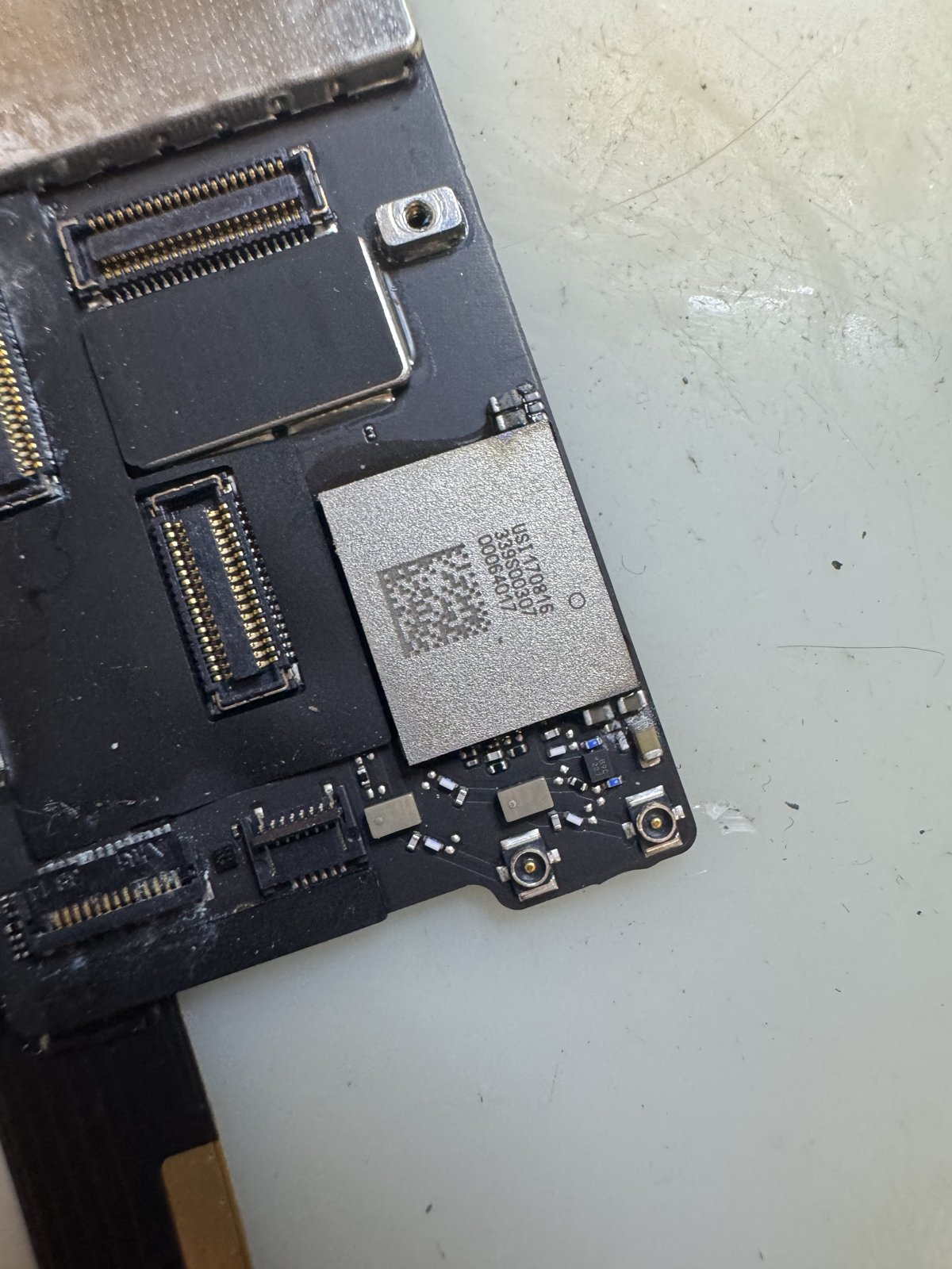 iPad 5の基板角の周辺を拡大したところ