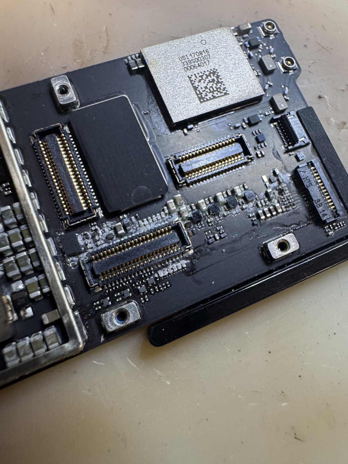 iPad 5の基板で腐食の跡が見える箇所